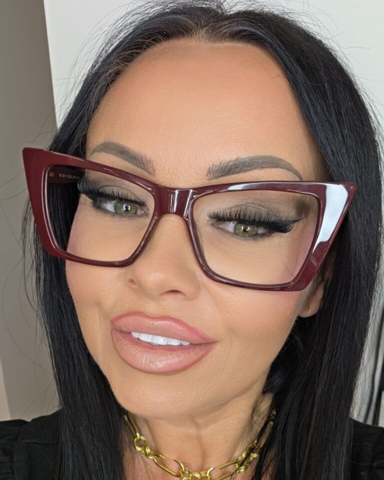 Agnieszka Sapierzyńska w bordowych oprawkach typu cat-eye